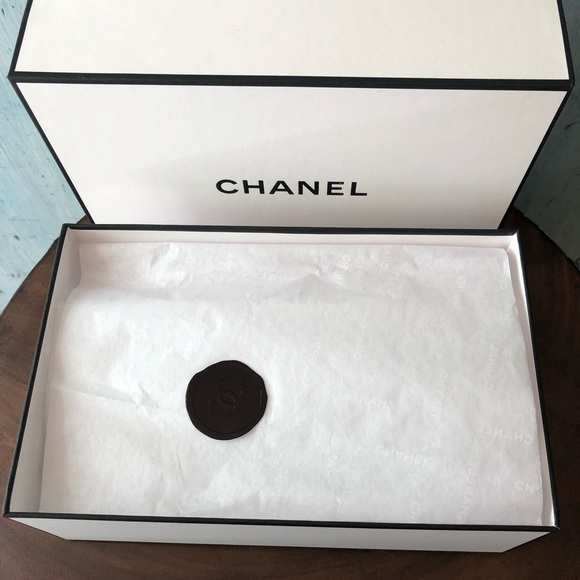 Bundle - CHANEL gift box & tote bag, plus black Chanel envelope for note or card - Picture 8 of 11